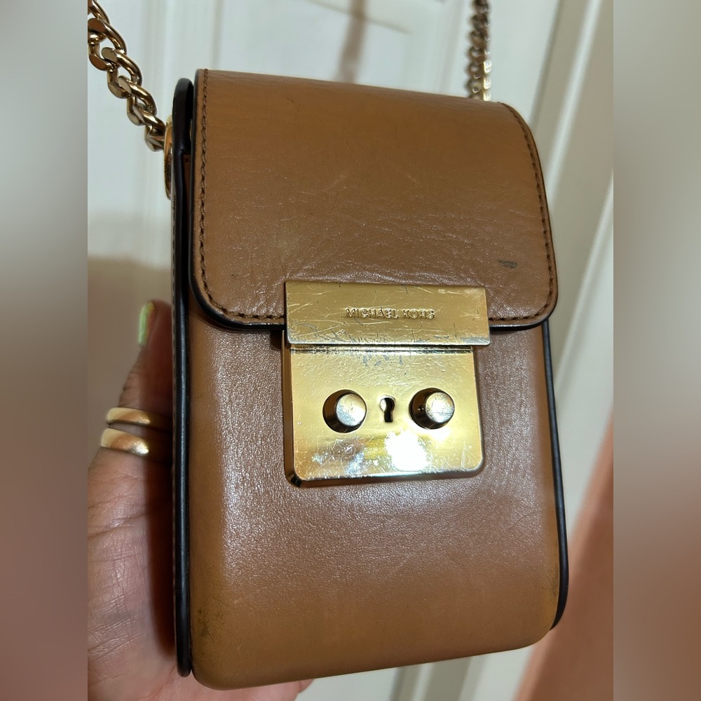 Michael Kors Camera Scout Collection Iphone
Leather Crossbody Bag - Picture 2 of 12